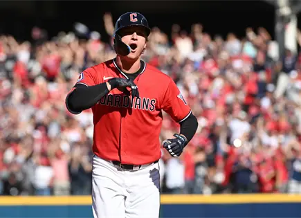 Petey Halpin impulsa victoria de Guardianes en Cleveland Petey Halpin impulsa victoria de Guardianes en Cleveland