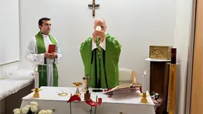 Primera foto del papa tras su operaci&oacute;n