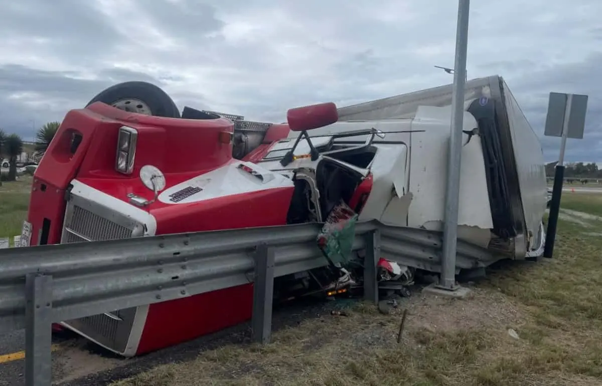 Se registra volcadura de tráiler en ramal de la 57