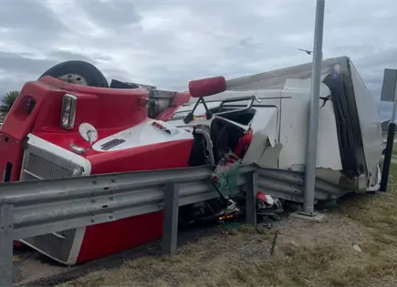 Se registra volcadura de tráiler en ramal de la 57 Se registra volcadura de tráiler en ramal de la 57