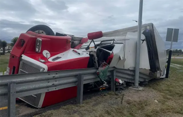 Se registra volcadura de tr&aacute;iler en ramal de la 57