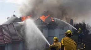 Calor y viento avivan incendios en California Calor y viento avivan incendios en California
