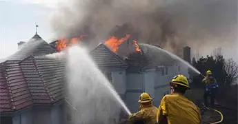 Calor y viento avivan incendios en California
