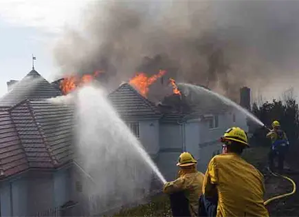 Calor y viento avivan incendios en California