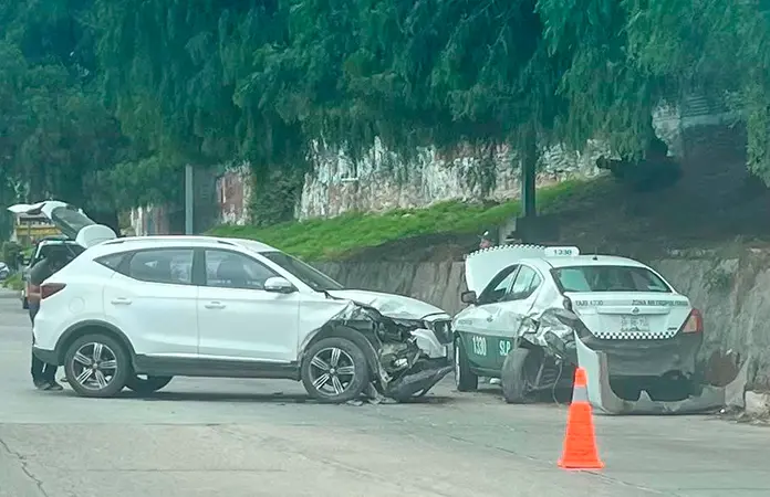 Chocan camioneta y taxi en el río Santiago