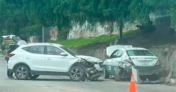 Chocan camioneta y taxi en el r&iacute;o Santiago