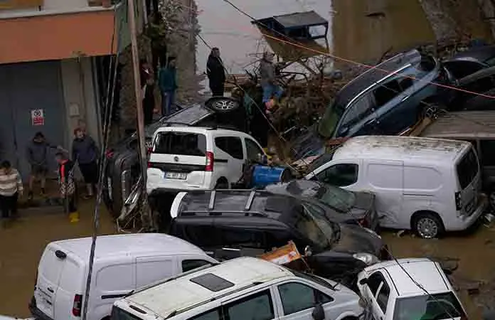 Inundaciones dejan 4 muertos en Estambul