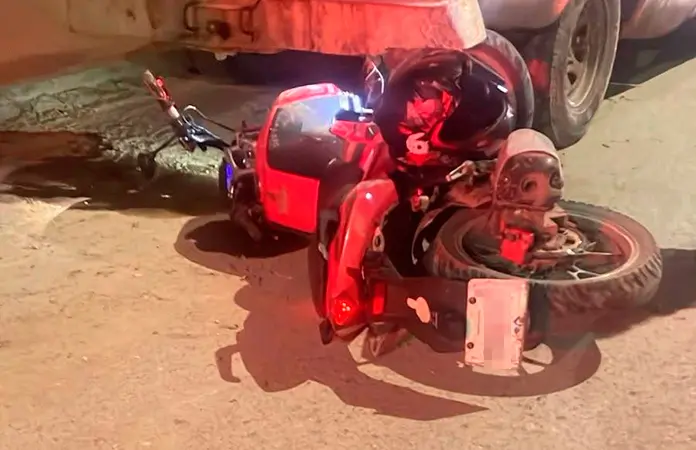 Motociclista muere al chocar contra camioneta estacionada