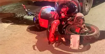 Motociclista muere al chocar contra camioneta estacionada