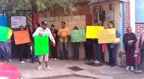 Padres de familia bloquean Escuela Telesecundaria