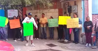 Padres de familia bloquean Escuela Telesecundaria