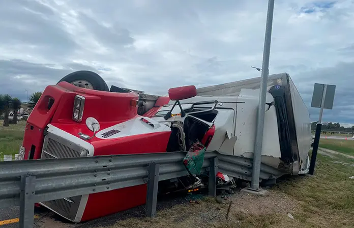 Vuelca tráiler al ganarle el peso en Libramiento