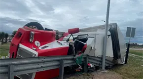 Vuelca tráiler al ganarle el peso en Libramiento