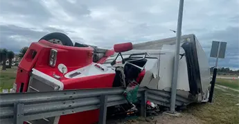 Vuelca tr&aacute;iler al ganarle el peso en Libramiento