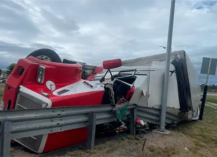 Vuelca tr&aacute;iler al ganarle el peso en Libramiento