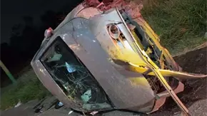 Abandonan veh&iacute;culo volcado en carretera R&iacute;overde