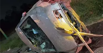 Abandonan veh&iacute;culo volcado en carretera R&iacute;overde