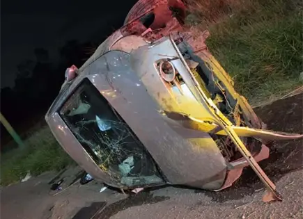 Abandonan vehículo volcado en carretera Ríoverde Abandonan vehículo volcado en carretera Ríoverde