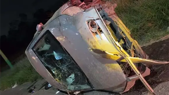 Abandonan vehículo volcado en carretera Ríoverde Abandonan vehículo volcado en carretera Ríoverde