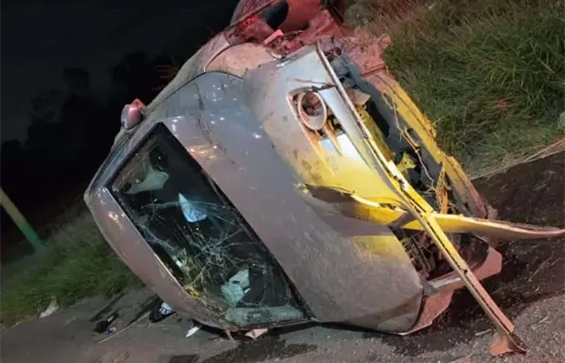 Abandonan vehículo volcado en carretera Ríoverde Abandonan vehículo volcado en carretera Ríoverde