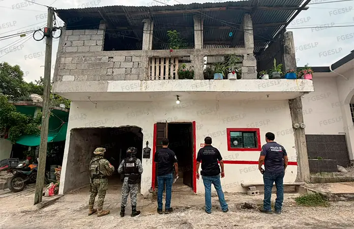 Aseguran pistola en cateo a una casa