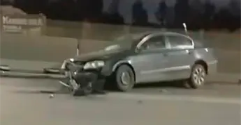 Auto es abandonado, luego de accidentarse