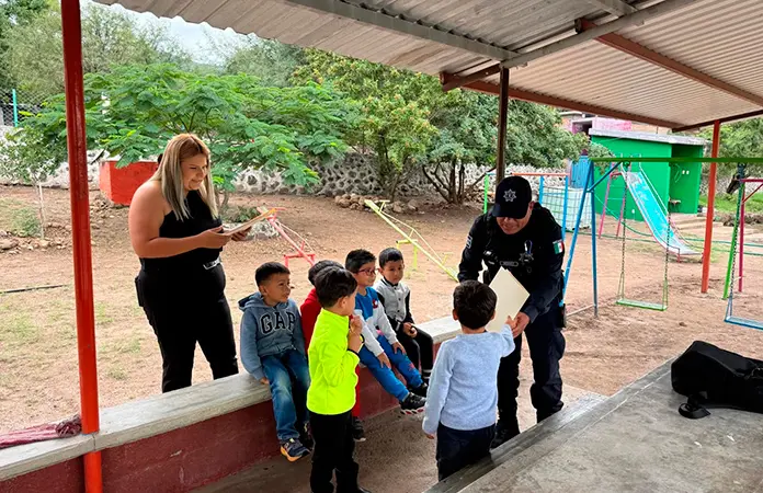 Brindan pláticas de seguridad a alumnos