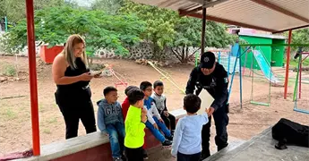 Brindan pl&aacute;ticas de seguridad a alumnos