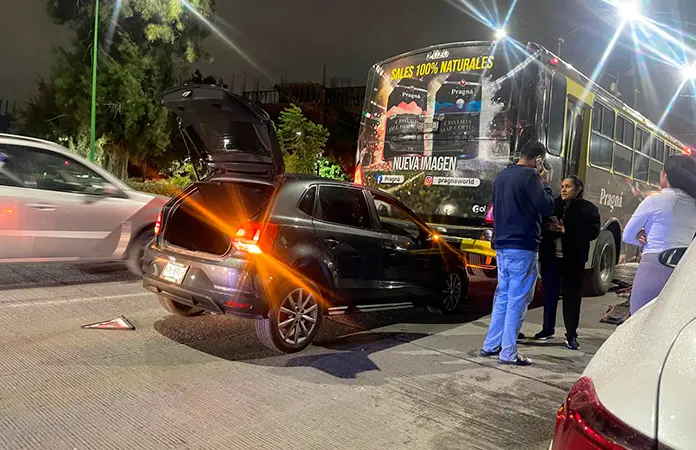 Carro le pega a camión en la Himno Nacional