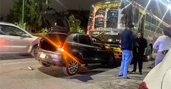 Carro le pega a cami&oacute;n en la Himno Nacional
