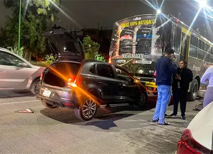 Carro le pega a camión en la Himno Nacional Carro le pega a camión en la Himno Nacional