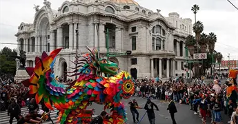 Figuras fant&aacute;sticas desfilan en CDMX