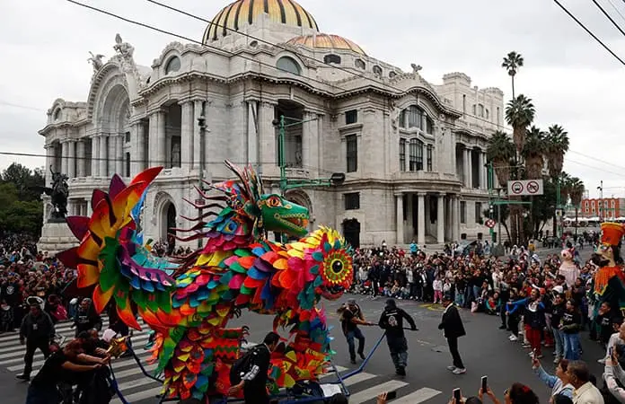 Figuras fantásticas desfilan en CDMX Figuras fantásticas desfilan en CDMX