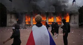 Las protestas se tornan violentas en toda Francia