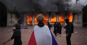 Las protestas se tornan violentas en toda Francia