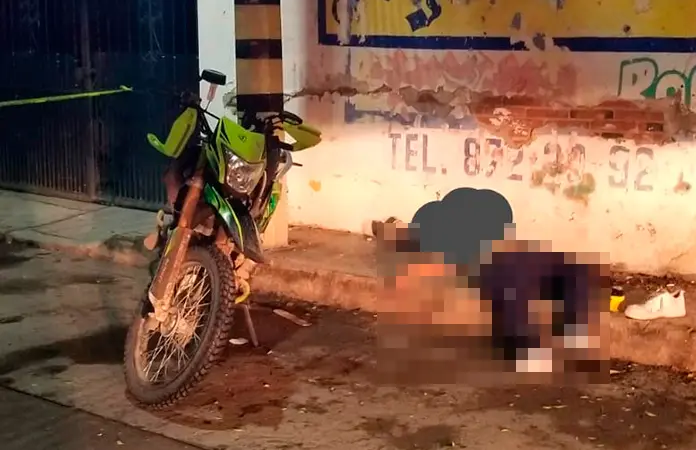 Muere motociclista; se estampó contra barda