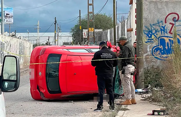 Muere mujer al volcar su auto en el bulevar
