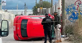 Muere mujer al volcar su auto en el bulevar