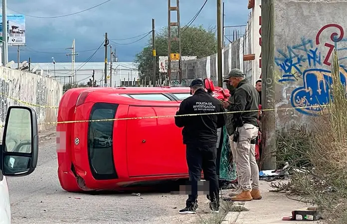 Muere mujer al volcar su auto en el bulevar Muere mujer al volcar su auto en el bulevar