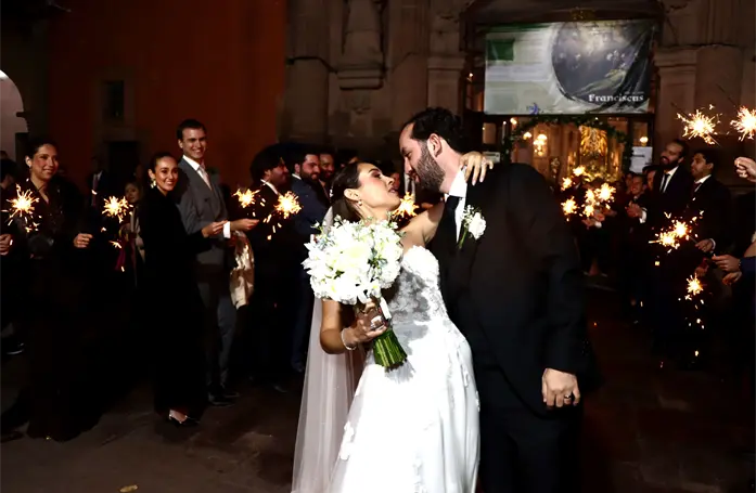 Paola y Eduardo, una boda bajo un cielo de luces