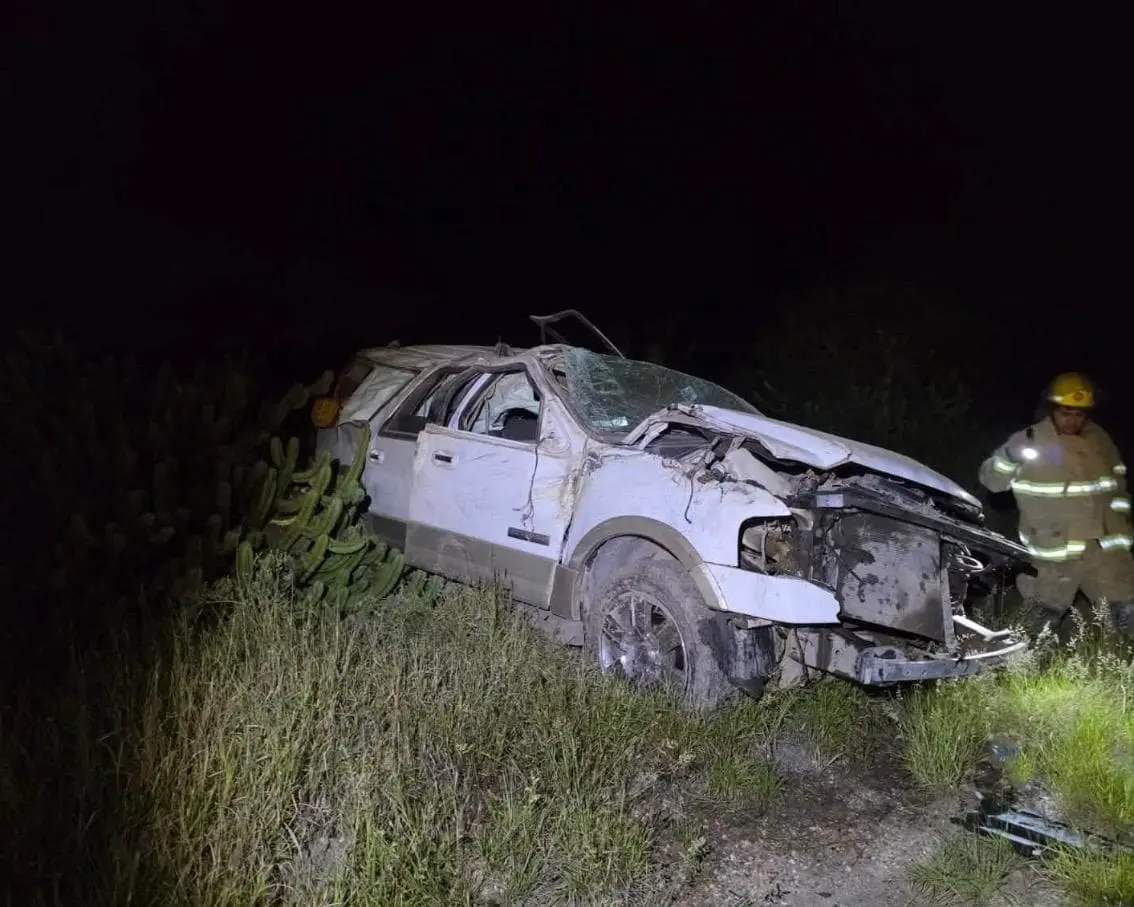 Volcadura de camioneta en carretera Ríoverde