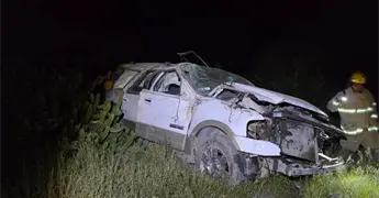 Volcadura de camioneta en carretera R&iacute;overde