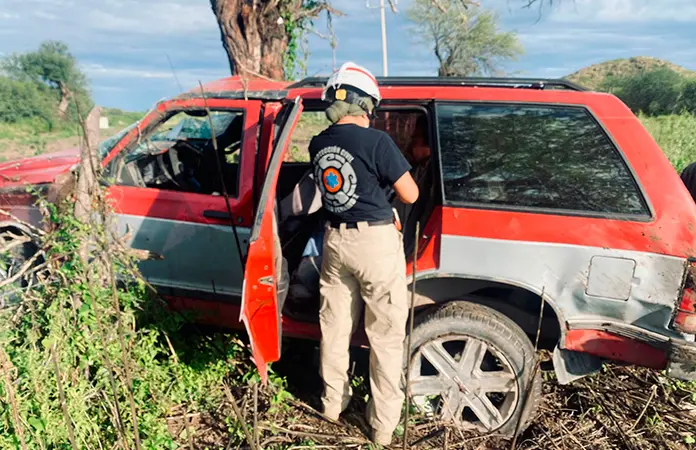 Camioneta se accidenta, se estampa contra árbol