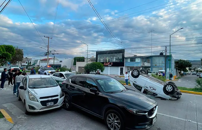 Carro choca y vuelca en Himno Nacional