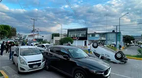Carro choca y vuelca en Himno Nacional