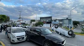 Choque y volcadura en avenida Himno Nacional