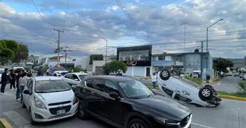 Choque y volcadura en avenida Himno Nacional