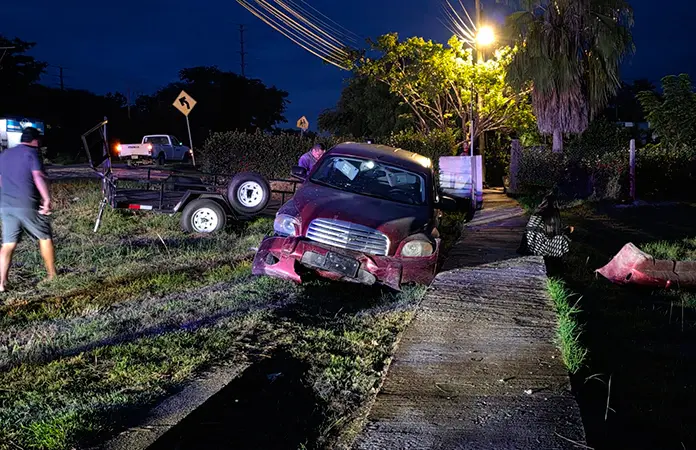 Conductora sufre aparatoso accidente en la Valles-Mante