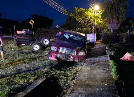 Conductora sufre aparatoso accidente en la Valles-Mante Conductora sufre aparatoso accidente en la Valles-Mante