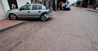 Desconocidos chocan una moto y un carro